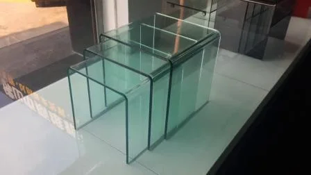 Современный приставной столик из гнутого стекла прозрачного цвета